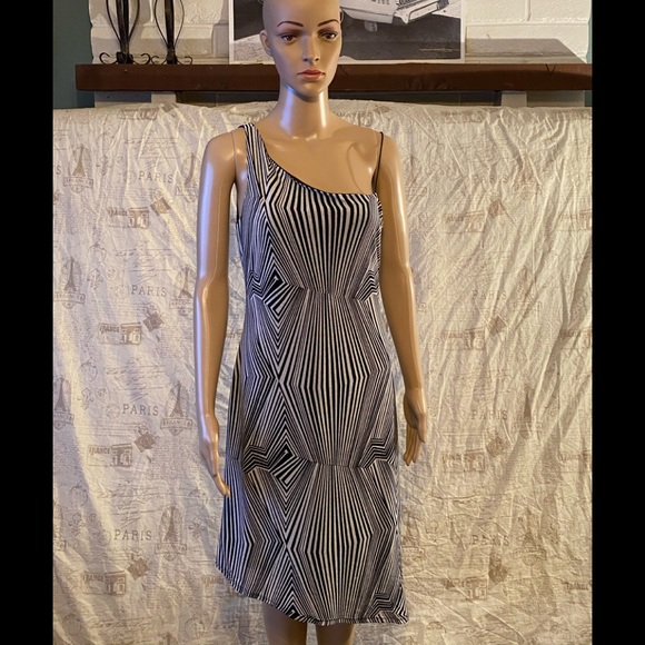 Women’s Dress - Picture 3 of 3